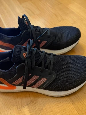 Adidas Ultraboost i fint skick - Adidas Ultraboost i strl 41,5. Otroligt sköna! Mycket bra skick, bara lite noppriga på insidan av hälen.