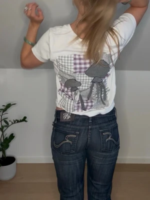 Unik vit-shirt med havsmotiv  - Unik vit T-shirt med påsytt havsmotiv! Passar xs-m🌺