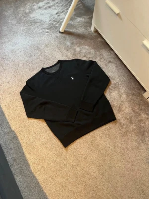 Ralph Lauren tröja - Svart Ralph lauren tröja i storlek s. Tröjan är i mycket bra skick. 