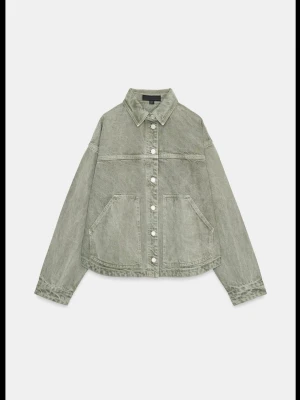 Grön oversized jeansjacka - Snygg olivgrön jeansjacka från ZARA. Jackan har  framfickor och silverfärgade knappar. Klassisk krage och avslappnad passform. Vid funderingar skriv och priset kan diskuteras. 💕✨
