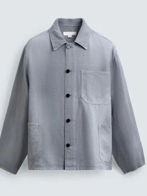 Grå overshirt med fickor - Stilren grå overshirt i bomull med klassisk krage och raka ärmar. Tre utanpåliggande fickor framtill och knäppning med svarta knappar. Perfekt lager-på-lager-plagg för en avslappnad look.
