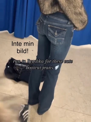 skit snygga jeans - säljer då dom är för stora❤️ Första bilden är inte min! är bara för att visa hur den ser ut. Perfekt för en avslappnad baggy look och skit snygga jeans inför skol starten! orginal pris: 399