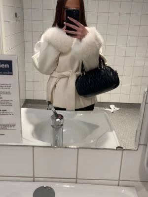 Vit gina kappa med fluff - Säljer denna kappa då den inte kommer till nån användning 💕