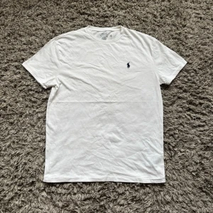 Ralph lauren t shurt - Säljer denna feta RL t shirten i mycket fint skick!🌟 NYPRIS = 1999! // Äkthet går att verifieras med koden, köpt i butik!🙌 Hör gärna av er om ni har funderingar!👏