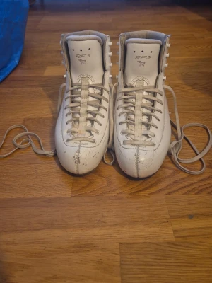 Risport RF3 Pro 240 C Skridsko utan skena - Vita konståkningskängor från Risport med högt skaft, snörning och dekorativa detaljer på sidan. Tillverkade i slätt läder med brun klack och vadderad insida. Klassisk modell för dig som gillar skridskoåkning. Perfekt om du precis blivit tävlingsåkare i grupp vit. Storleken är ungefär som skostorleken 36. Eftersom att skenan inte är på så kan man göra olika saker med skon antingen så köper man en ny skena eller så kan man använda dem som rullskridskor 