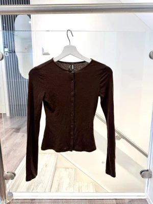 Brun topp från BikBok (woolblend) - Jätteskön brun topp från BikBok med knappar. Använd 2 ggr. 