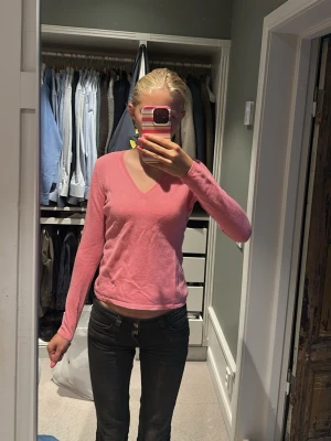 Snygg Rosa v-ringad långärmad tröja - Säljer en enkel och snygg rosa tröja med v-ringning och långa ärmar. Perfekt att matcha med jeans eller kjol. Tröjan är mjuk och skön, passar till alla tillfällen när du vill vara både bekväm och stilren.