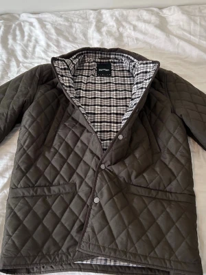 Lyle & Scott overshirt - En mörkgrön/olivgrön overshirt från Lyle & Scott. Riktigt skön, lite liten för mig bara. Använt 1-2 gånger på sin höjd.