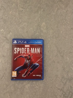 Marvel Spider-Man till PS4 - Säljer spelet Marvel Spider-Man till PlayStation 4. Det funkar också på ps5 Omslaget är rött med Spider-Man i actionpose och vita detaljer. Spelet kommer i ett blått plastfodral och är utvecklat av Insomniac Games. Perfekt för dig som gillar superhjältar och actionäventyr.