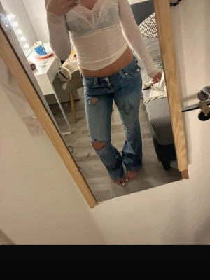 True religion joey ripped jeans - Ripped true religion joey low waist flared jeans in size w27. They are in a really good condition.