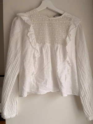 Vit blus med volanger  - Lite stor som mig med storlek S skulle nog säga M!