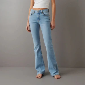 Lågmidjade bootcut jeans - Lågmidjade bootcut jeans från Gina. Har inte kommit till så mycket användning så är i bra skick❤️