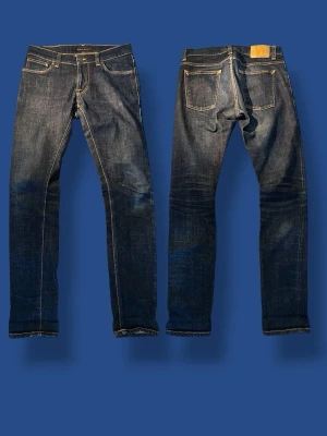 Nudie jeans Lean Dean fet wash  - Nu säljer vi ett par feta nudie jeans Lean Dean i storlek 30/32. Jeansen är i ett otroligt fint skick! Midja: ish 40cm. Längd: ish 100cm