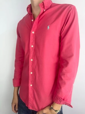 Ralph Lauren skjorta röd slimfit - Ralph Lauren Skjorta Märke: Polo Ralph Lauren Storlek: S Passform: Slimfit Färg: Röd Skick: Mycket bra Beskrivning: utan defekter. Modellen på bilden: 183 cm / 72 kg