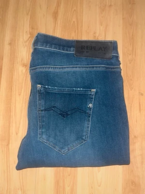 Replay hyperflex jeans  - Blåa replay hyperflex jeans j skinny passform med stretch. Midja 33cm, längd 94cm. Obs längdstorleken saknas men jag skulle uppskatta till L30 - men utgå efter mått. JAG SKICKAR EJ FLER BILDER NÄR JAG BÄR JEANSEN! för bättre inblick i passformen rekommenderar jag att googla på modellnamnet. För storleksguide kolla måtten noggrant då jeansen alltid kan vara uppsydda heller krympta och jag ej tar emot returer :) s6,4