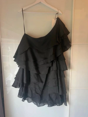 Bymalina klänning - Super söt off shoulder klänning från Bymalina. Alla lappar kvar. Aldrig använd. Nyskick. 