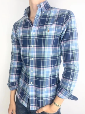 Ralph Lauren skjorta mönstrad slimfit - Ralph Lauren Skjorta Märke: Polo Ralph Lauren Storlek: S Passform: Slimfit Färg: Rosablå mönstrad Skick: Mycket bra Beskrivning: utan defekter. Modellen på bilden: 183 cm / 74 kg
