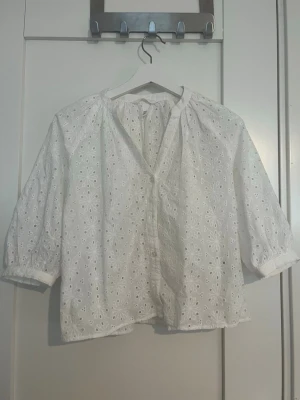 Vit blus - Vit blus från HM med trekvärtärmar. Använd fåtal gånger. 