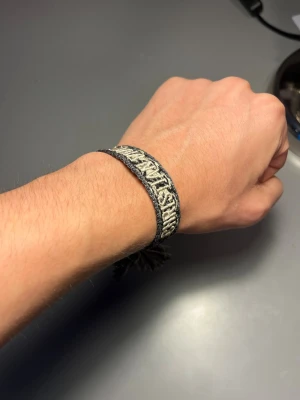 Cristian Dior armband tyg  - Dior tyg armband med traditionellt dior mönster, justerbar storlek.