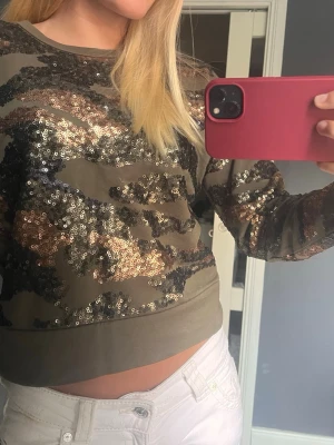 glittrig camoflage tröja - skit snygg olivgrön glittrig camofalge tröja från mango! den är inte använd bara testat men kom inte till användning. på lappen står de xs men passar s