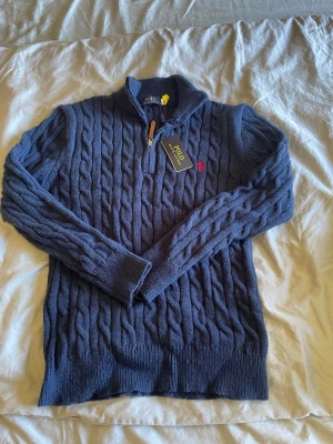Quarter zip Polo ralph lauren - Mörkblå quarter zip från polo ralph lauren. Tröjan är i perfekt skick och kommer med tags. Den är aldrig använd.