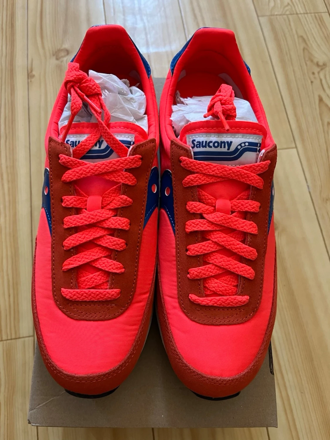 Saucony röda och blå sneakers