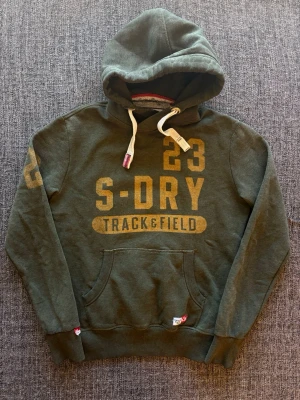 Superdry hoodie ~ vintage  - Sjukt eftertraktad Superdry hoodie ~ vintage modell | st S | färg mörkgrön | klassisk passform | sällsynt 2000’s modell | OBS kan gå ner lite i pris vid snabb affär! 🏄