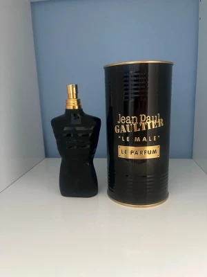 Jean Paul Gaultier le male le parfum 105/125 ml - Säljer denna parfym då jag behöver rensa mina parfymer och jag hade gärna behållt den men känner nu att jag behöver ge plats till annat men det är en riktig bra doft och min mest komplimenterade parfym jag någonsin haft. Den har 105 ML kvar utav 125 och är köpt för 1099kr.