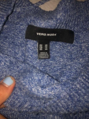 Blå stickad tröja från Vero Moda - Mysig blå stickad tröja från Vero Moda i storlek XS. Tröjan har rund halsringning, långa ärmar och en enkel, klassisk design. Perfekt för att hålla värmen under kyliga dagar och lätt att matcha med olika outfits. använt ca 5 gånger, betalning via vanlig swish! 💗