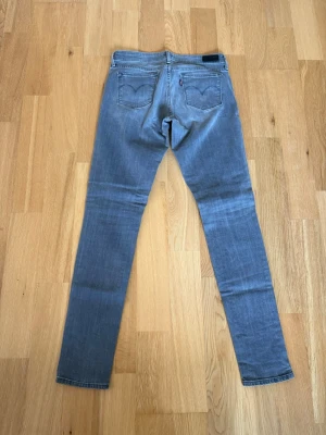 Levis jeans  - Ett par Levis jeans med sjukt fin tvätt och till ett riktigt fyndpris! Byxorna är i storlek 28/34 Och har innebens längd på 80cm och midja sida till sida på 38cm. Byxorna är i fint skick utan några konstigheter. Skulle det vara några frågor så skriv annars fritt fram att köpa! (Postar inom 24h)