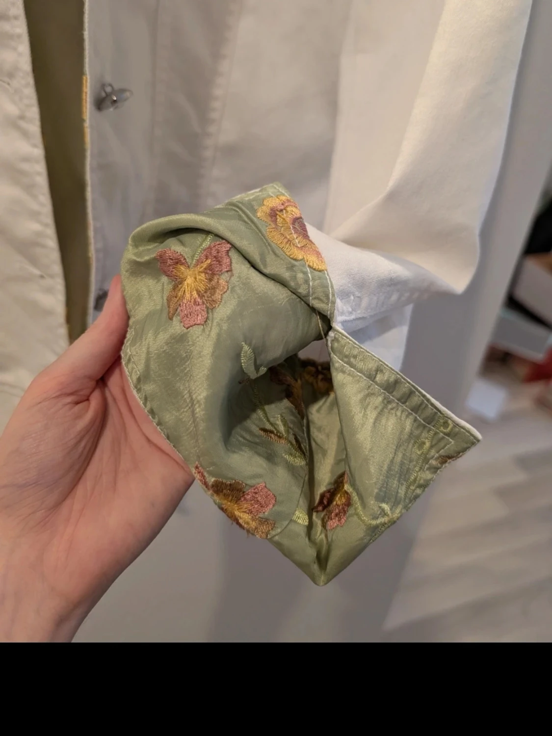 Unikt, vit set med blommigt foder - 3