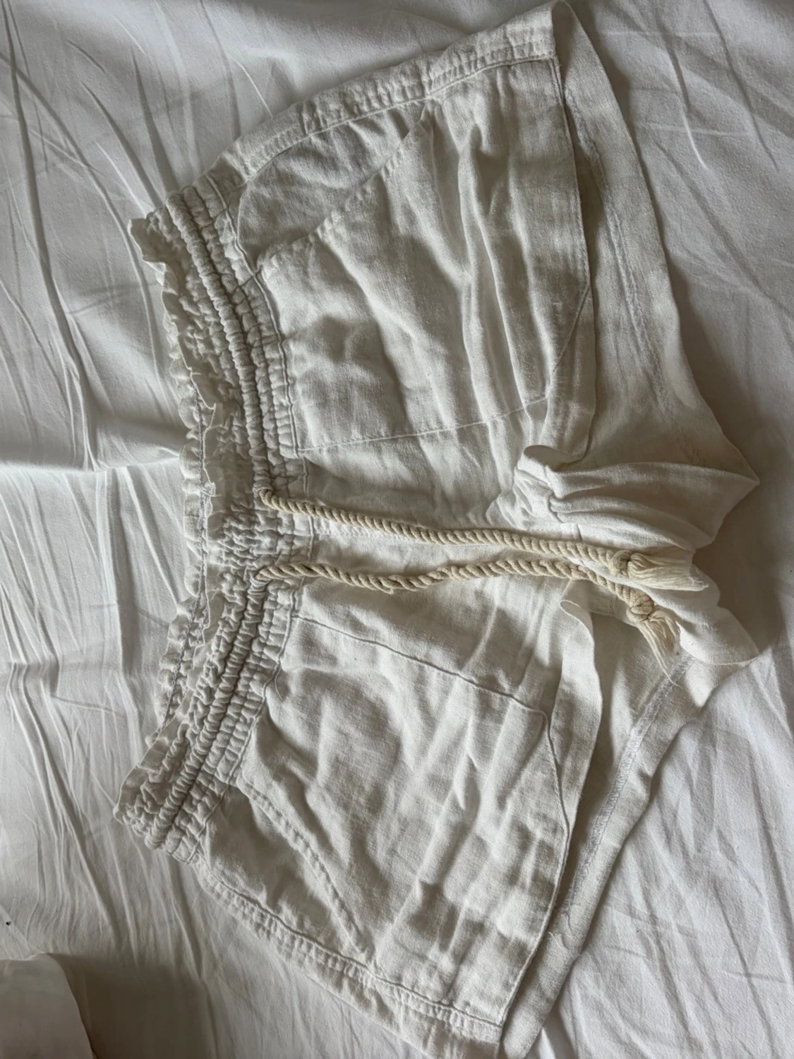 Vita lågmidjade linneshorts från Roxy - 3