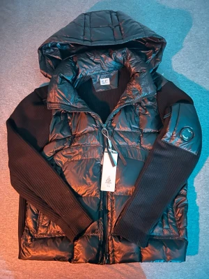 C.P. Company cardigan - En skön oanvänd C.P. Company cardigan som är perfekt inför våren och sommarkvällar. Den är skön och varm inombords och har en fin design. Priset kan diskuteras.