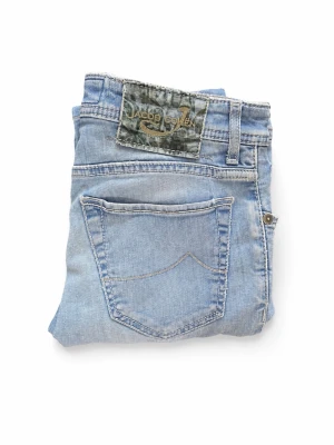 Jacob Cohen 688 jeans - Snygga ljusblå jeans från Jacob Cohen med klassisk femficksdesign och en cool patch med logga baktill. Jeansen har raka ben och är tillverkade i mjukt denimtyg. Perfekta för en avslappnad och trendig look. Modellen är 688 slim fit. Priset är inte hugget i sten👏