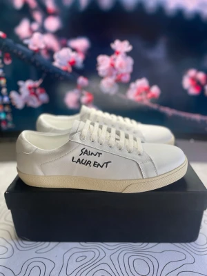 Saint Laurent skor - Säljer dessa riktigt snygga vita Saint Laurent skor  i mycket fint skick! Skorna har en vit färg och är i storlek 43! Perfekta nu till sommaren! ⛱️Hör av er ifall ni har några frågor eller liknande! ⭐️