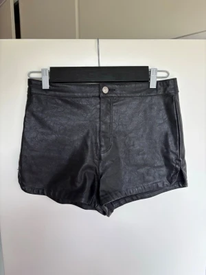Svarta skinn shorts - Snygga svarta shorts i skinn.