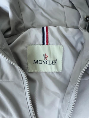En Moncler vindjacka - En fräsch Moncler jacka väldig stretwere och snygg