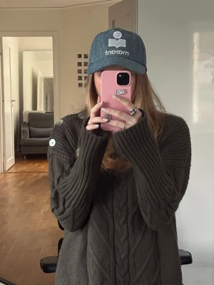 Blå denimkeps från Isabel Marant - Snygg blå keps från Isabel Marant i klassisk denimlook. Framtill finns ett broderat vitt Marant-logo och text. Kepsen har böjd skärm och justerbar rem baktill. Perfekt för dig som vill ha en cool och stilren accessoar med designer-vibe.