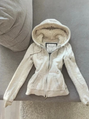  hoodie från Abercrombie & Fitch - .INTRESSEKOLL‼️-(INTE RIKTIGT PRIS) På min Abercrombie and fitch hoodie som är väldigt eftersökt kom med prisförslag så må jag släppa den (small original och sitter snyggt på) perfekt till hösten då den värmer 🍂🕯️ Nån få fläck som nog går bort med fläckborttagning (HAR BUD PÅ 700KR)