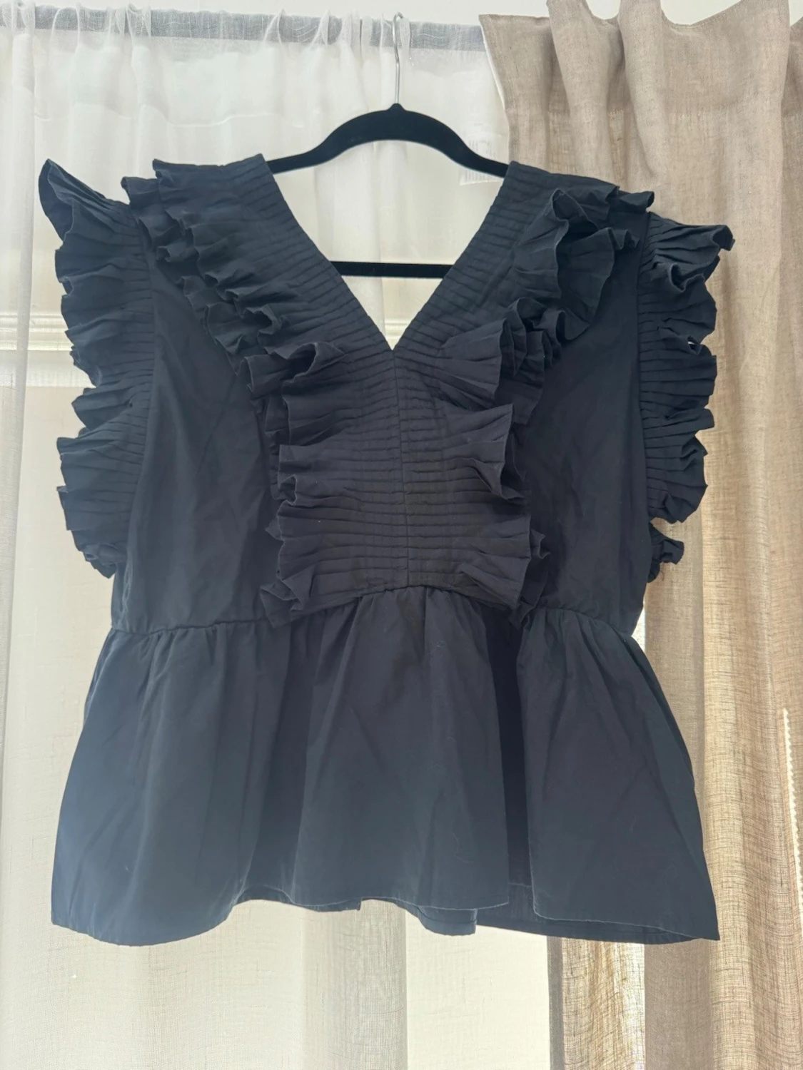 Svart blus med volanger och v-ringning - 2