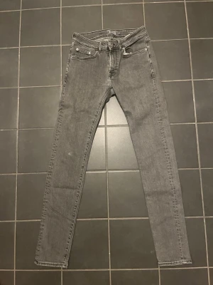 Dressman slim fit jeans 29/32 - Dressman jeans som blivit för små och hann inte riktigt bli använda lika mycket som jag hade velat så säljer de nu. Riktigt sköna jeans till ett bra pris. Storlek 29/32