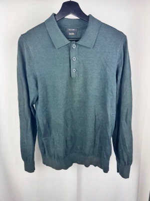 Massimo Dutti Tröja - 🌸 INFO OM PLAGGET 🌸  ☑️ Märke: Massimo Dutti ☑️ Storlek: Medium ☑️ Färg: Mörkgrön ☑️ Skick: ⭐⭐⭐⭐⭐  ✨ Detaljer: ☐ Inga hål ☐ Inga fläckar ☐ Nytvättad ☐ Rökfritt hem ☐ Djurfritt hem  📏 Passform: ☑️ Normal   📦 Skickas snabbt. 💬 Skriv gärna om du vill ha fler bilder eller mått. 🤍 Paketrabatt vid köp av flera annonser. 🌟 Titta gärna på mina andra annonser!