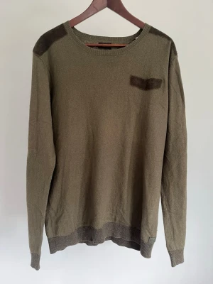 Diesel finstickad crewneck-tröja - Diesel finstickad crewneck-tröja Storlek: XL Passform: Regular fit Krage: rund hals (crew neck) Material: 70% bomull 30% ull Skick: Tröjan är i ett väldigt fint skick utan defekter  Nypris cirka: 1 200 kr