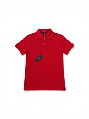 Röd pikétröja från Polo Ralph Lauren - Klassisk röd pikétröja från Polo Ralph Lauren med korta ärmar, krage och knappar framtill. Tröjan har den ikoniska broderade loggan på bröstet och är tillverkad i mjuk bomull för en bekväm känsla.