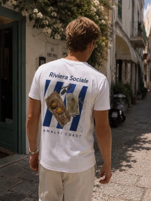 Vit Riviera Sociale t-shirt med tryck - Säljer en vit t-shirt från Riviera Sociale med stort grafiskt tryck på ryggen. Riktig snygg, 100% ekologisk bomull, aldrig använt. Är xs passar även S