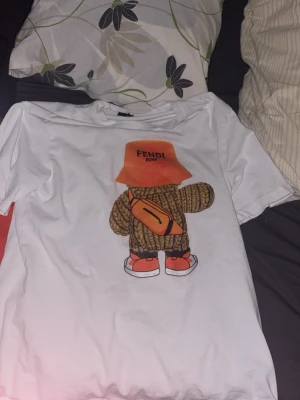 Vit t-shirt - Vit t-shirt med ett stort färgglatt 