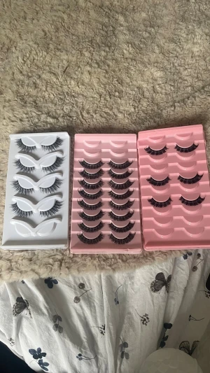 Flera set lösögonfransar i mixade stilar - Säljer flera set lösögonfransar i olika stilar och längder. Fransarna är svarta och kommer i plastförpackningar, både vita och rosa. Perfekta för dig som vill ha fylligare och längre fransar. Materialet är syntetiskt och fransarna har en böjd form för enkel applicering. Pris diskuteras