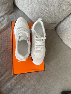 Vita chunky sneakers med taggiga sulor - Säljer ett par vita sneakers med chunky, jag fick dem i present av min store bror men jag vill nu sälja dem, har aldrig använt dem förutom när jag prova dem, dem är super sköna och är 42 men passar också 43!