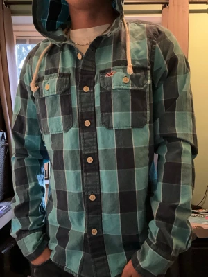 Hollister hoodie skjorta - Jättesnygg skjorta med luva från hollister🤩 Superfint skick. Storlek M, är 177cm lång på bilden. Skicka gärna frågor och prisförslag!😁