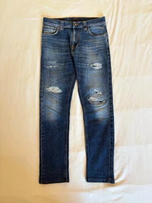 Vintage Nudie Distressed Jeans - Brute Knut - Tjeennaa🤩nu säljer jag mina brute knut i storleken 28/30 men de sitter som 30/30🫡 passformen är en slim fit och alla lagningar var gjorda hos Nudie🤞tvecka inte på att skriva ifall ni har fler frågor✌️